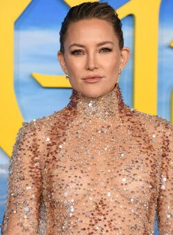 Kate Hudson see through to tits at  the premiere of Glass Onion A Knives Out Mystery